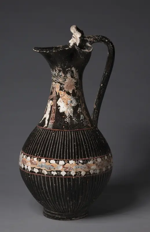 Gnathian Ribbed Oinochoe (Wine Jug): Masks, Dancer, and Flute-Player — تصویر رکورد موزهٔ هنر کلیولند (دسترسی آزاد)