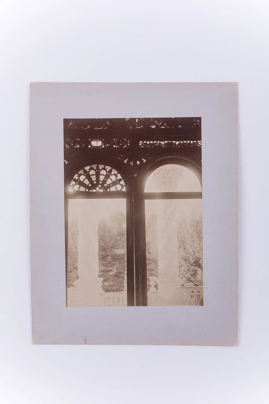 Fotografie de interior realizată printr-o fereastră din palatul „Bagh-I Firdaws” din Shimiran, nordul Teheranului, spre una dintre grădinile Palatului numit „Bagh-i Firdaws” (Grădina Paradisului), con — تصویر رکورد یوروپیانا
