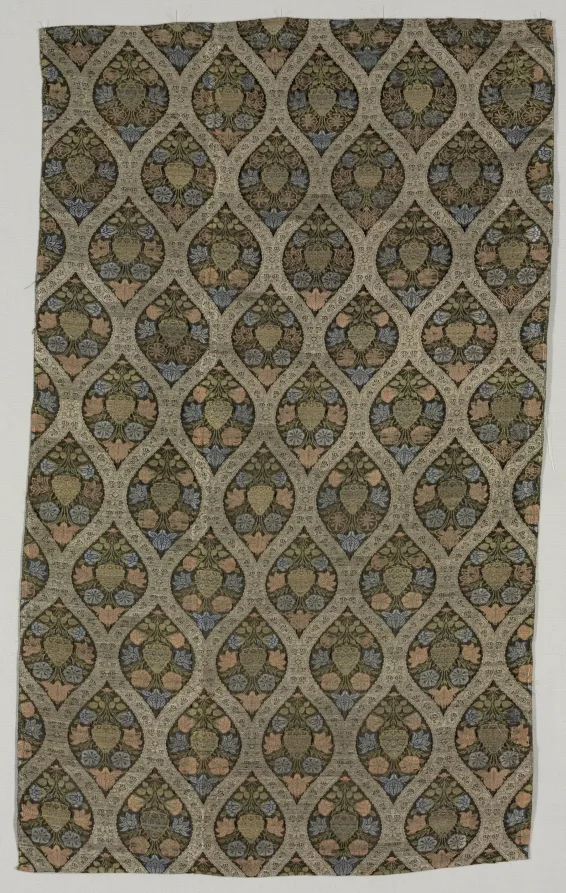 Lampas fragment with blossoms in ogival lattice — تصویر رکورد موزهٔ هنر کلیولند (دسترسی آزاد)