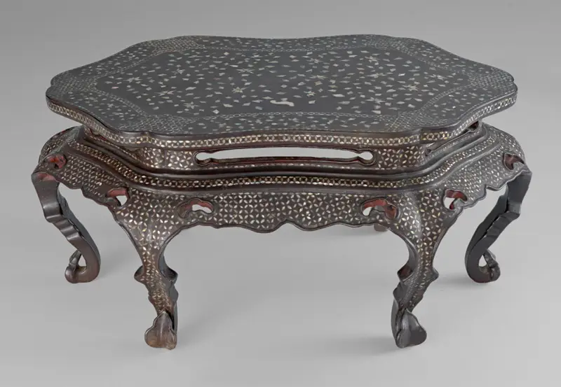 Hexafoil-Shaped Table with Mother-of-Pearl Inlay — تصویر رکورد موزهٔ هنر کلیولند (دسترسی آزاد)