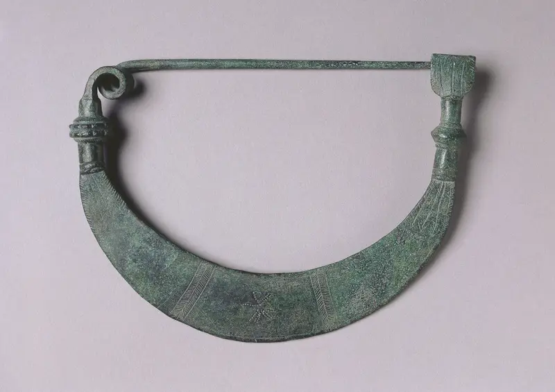 Fibula with Solar Design — تصویر رکورد موزهٔ هنر کلیولند (دسترسی آزاد)