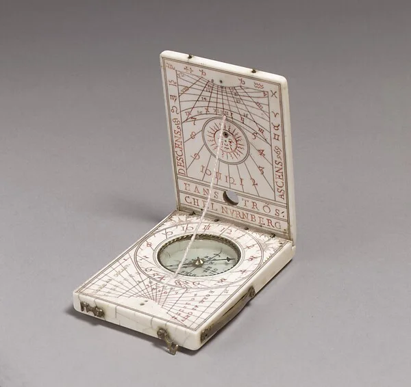Portable diptych sundial — تصویر رکورد موزهٔ متروپولیتن (دسترسی آزاد)