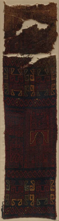 Textile Fragment with Frontal Deity Heads, Felines, and Interlace Pattern — تصویر رکورد موزهٔ هنر کلیولند (دسترسی آزاد)