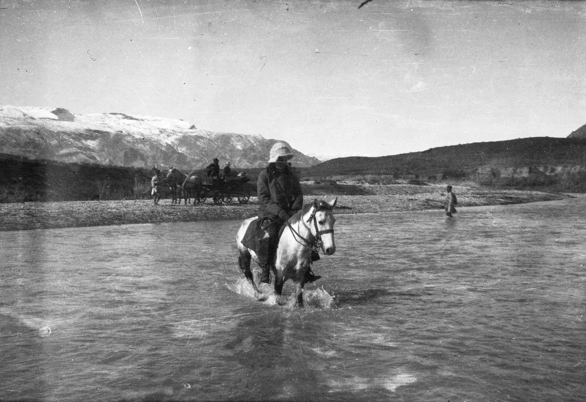 Persien. Ett vattendrag korsas till häst. — تصویر رکورد یوروپیانا