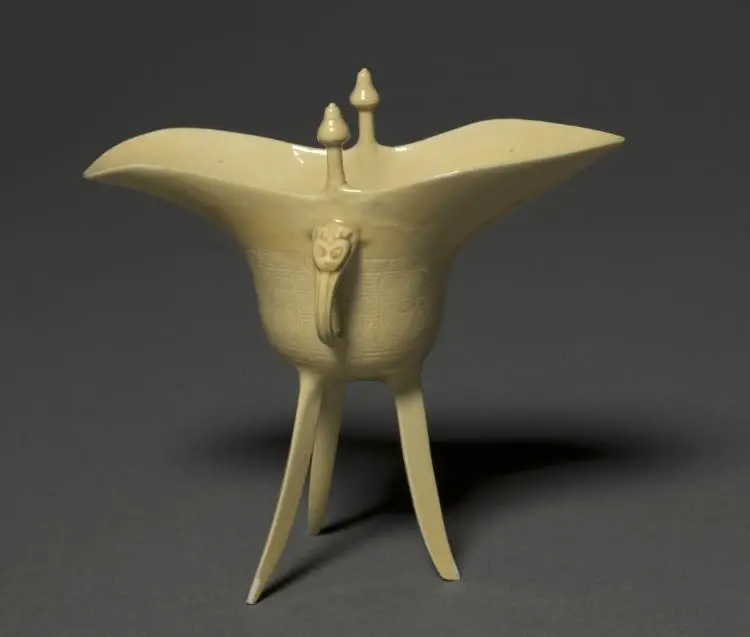 Libation Cup in the Form of a Jue — تصویر رکورد موزهٔ هنر کلیولند (دسترسی آزاد)