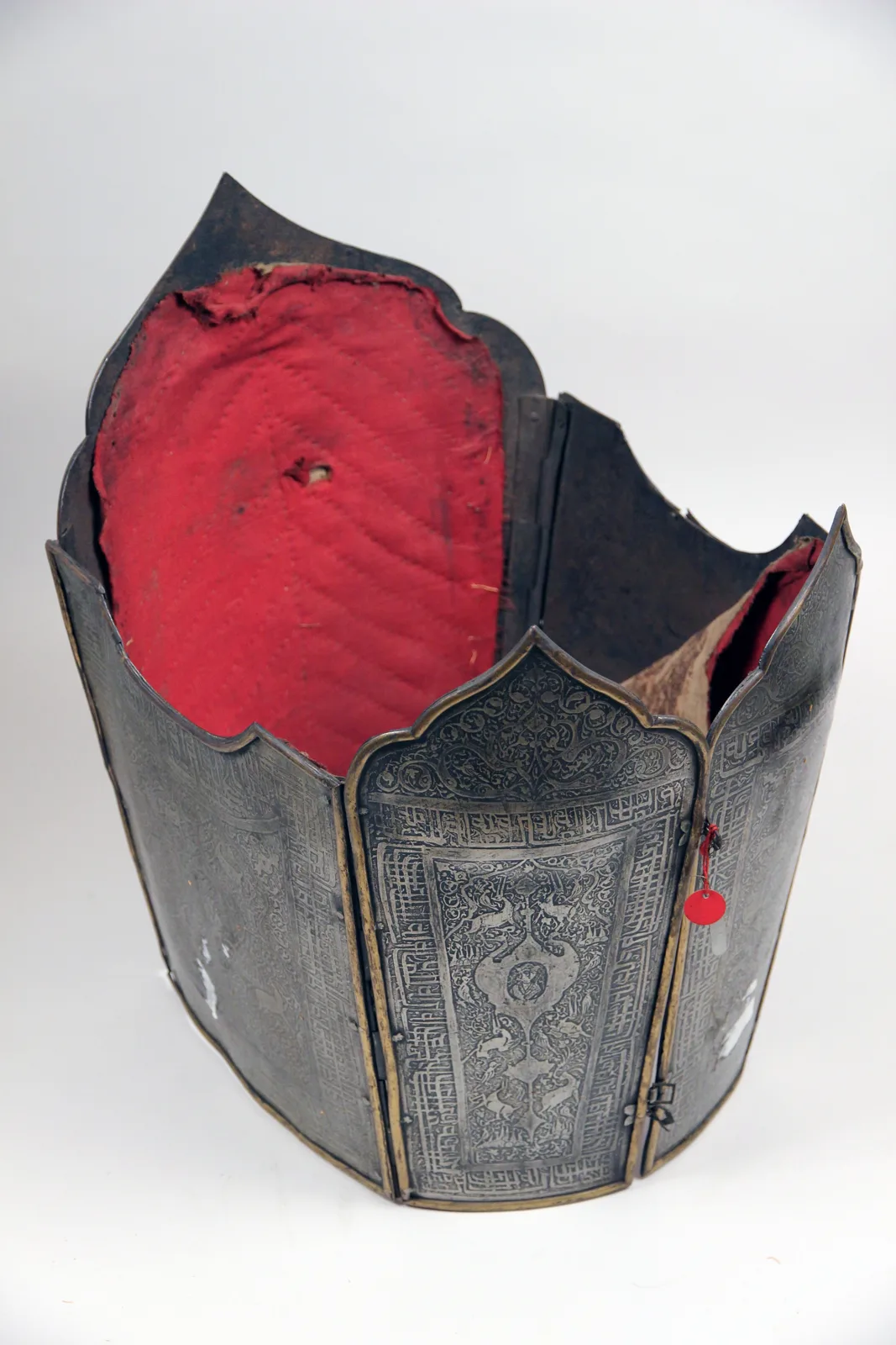 Cuirass — تصویر رکورد موزهٔ متروپولیتن (دسترسی آزاد)