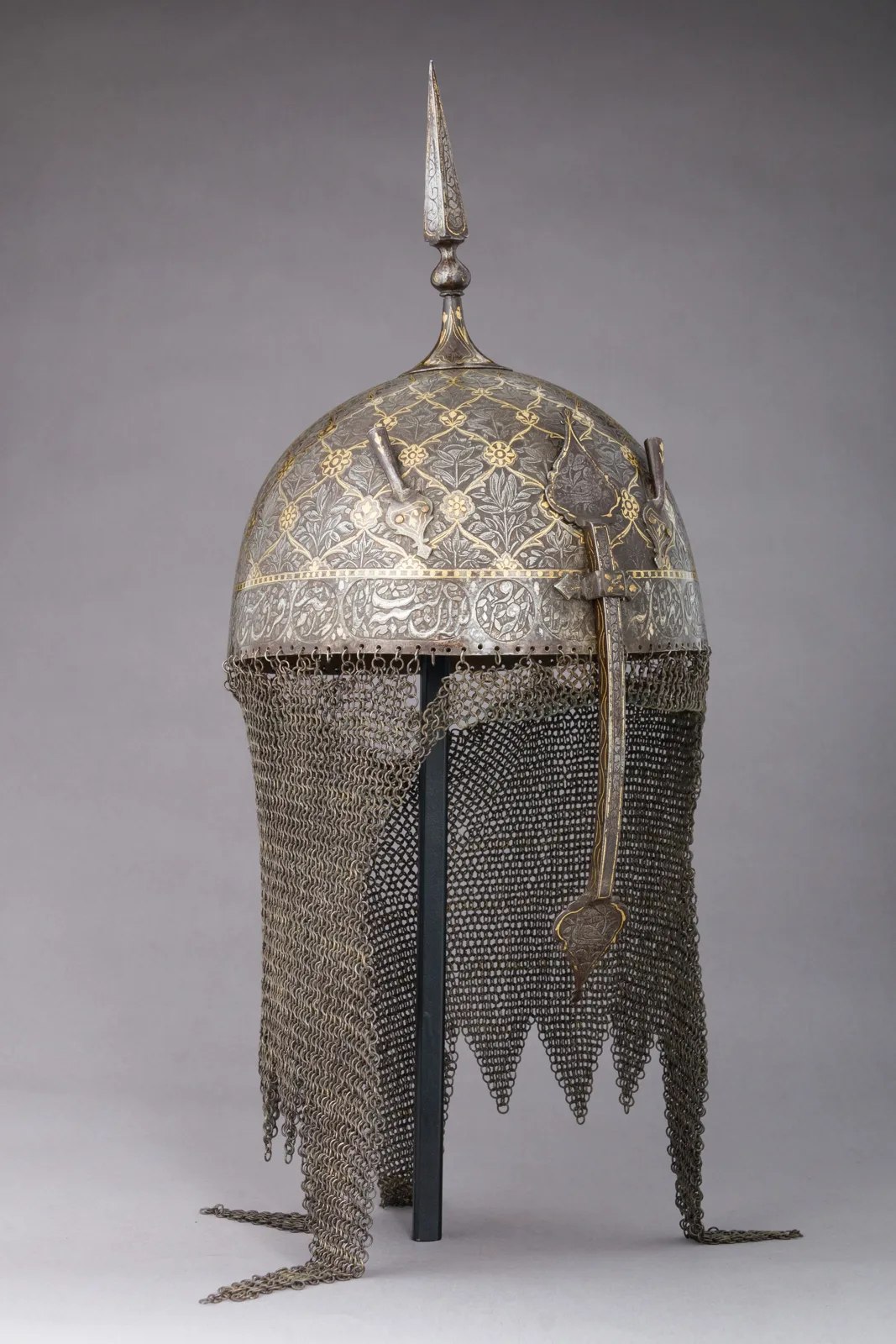 Helmet and Shield — تصویر رکورد موزهٔ متروپولیتن (دسترسی آزاد)