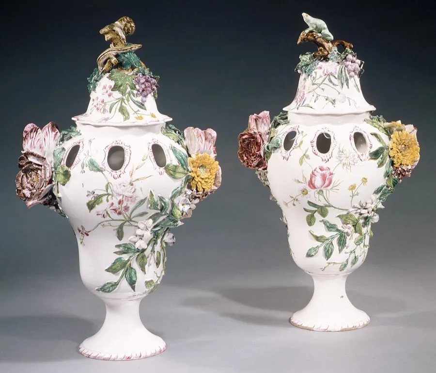 Pair of potpourri vases — تصویر رکورد ویکیداده