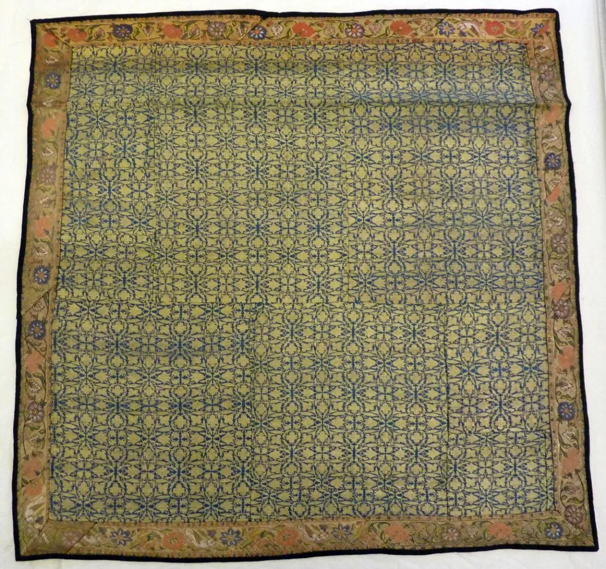 Bordered silk panel — تصویر رکورد موزهٔ ویکتوریا و آلبرت