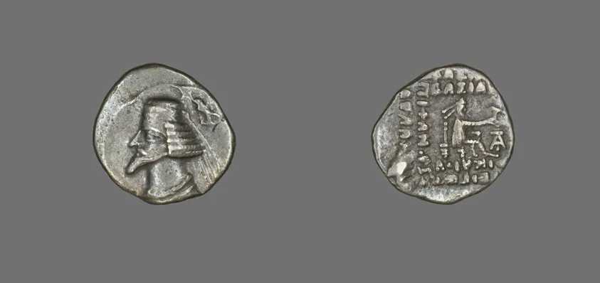 Drachm (Coin) Portraying King Phraates IV — تصویر رکورد مؤسسهٔ هنر شیکاگو (دسترسی آزاد)