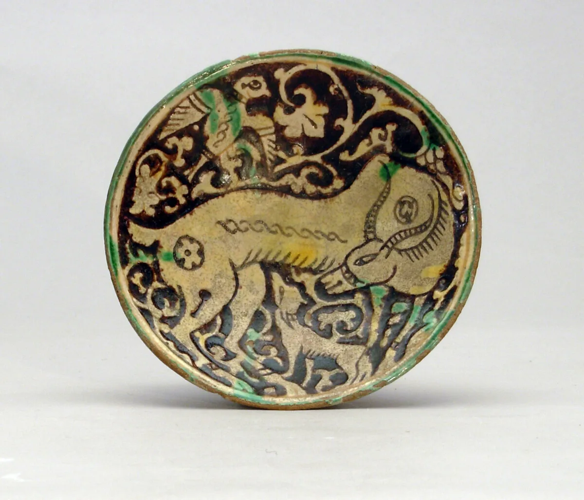 Green Splashed Carved Bowl with a Gazelle and Calf — تصویر رکورد مؤسسهٔ هنر شیکاگو (دسترسی آزاد)