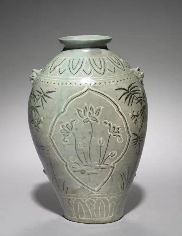 Vase with Inlaid Lotus, Plum, and Bamboo Design — تصویر رکورد موزهٔ هنر کلیولند (دسترسی آزاد)