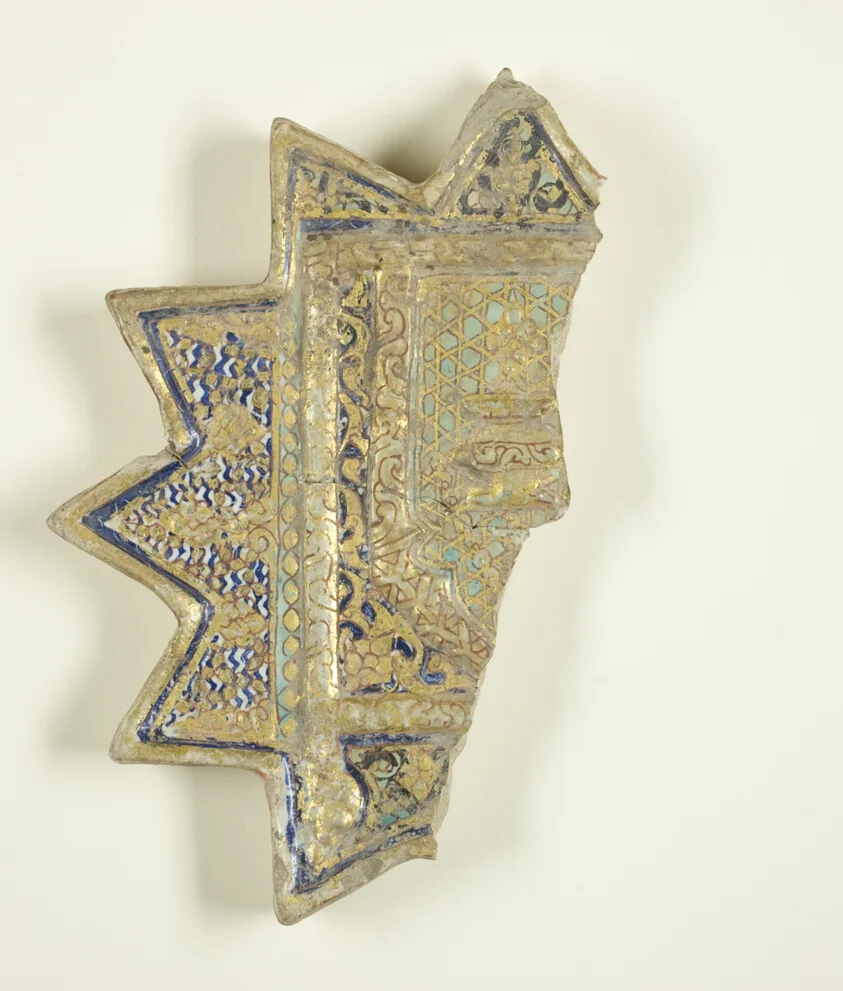 Tile Fragment with a Mosque Lamp under a Prayer Niche (Mihrab) — تصویر رکورد مؤسسهٔ هنر شیکاگو (دسترسی آزاد)