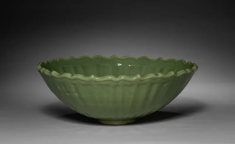 Large Bowl with Molded Decoration — تصویر رکورد موزهٔ هنر کلیولند (دسترسی آزاد)