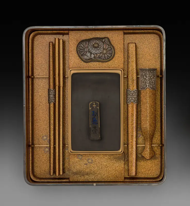 Base of Writing Box (Suzuribako) with Chrysanthemum and Plum Containing Inkstone, Water-dropper, Brushes, Ink-stick Holder, and Paper Knife — تصویر رکورد موزهٔ هنر کلیولند (دسترسی آزاد)