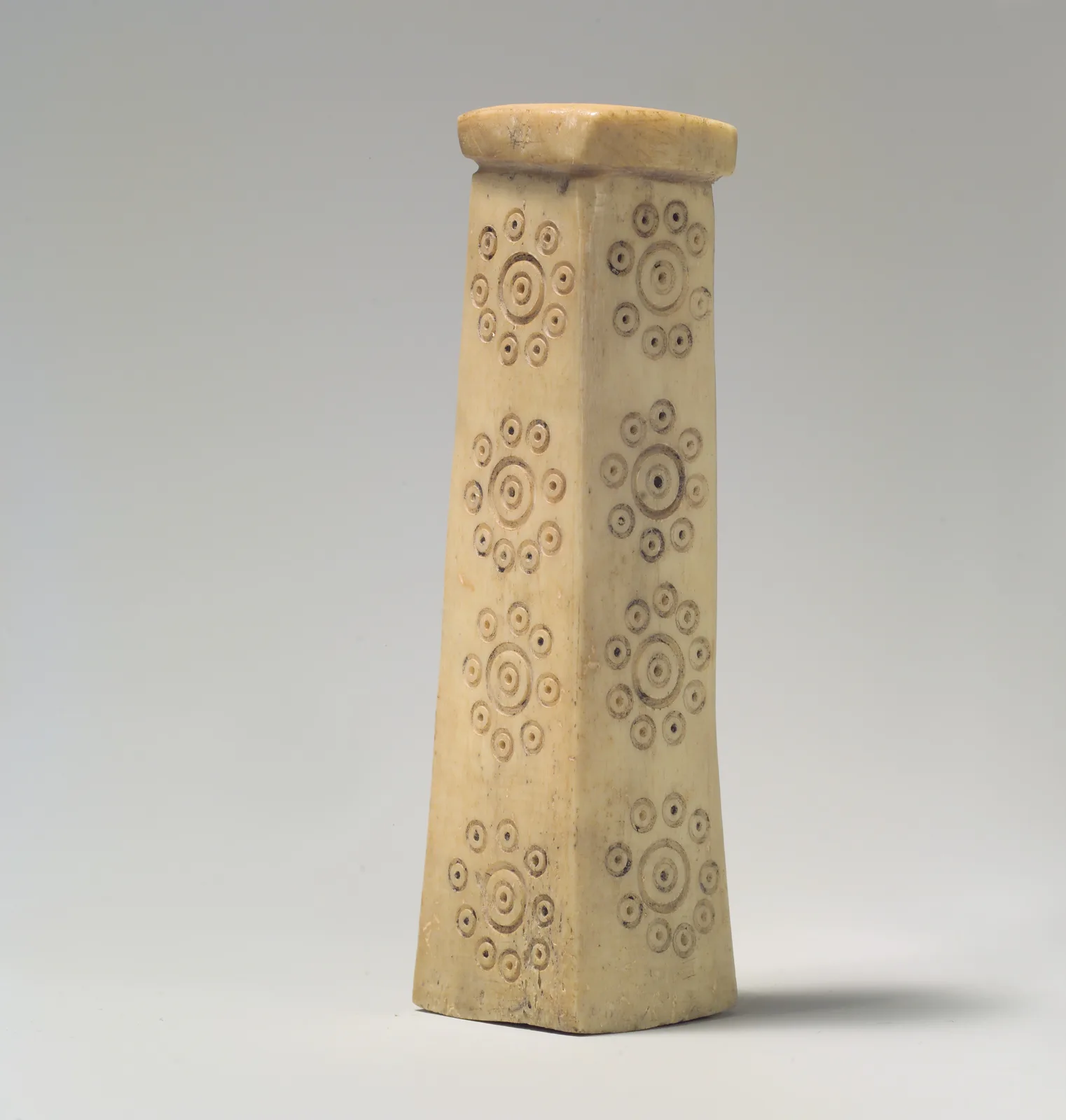 Cosmetic container (?) — تصویر رکورد موزهٔ متروپولیتن (دسترسی آزاد)