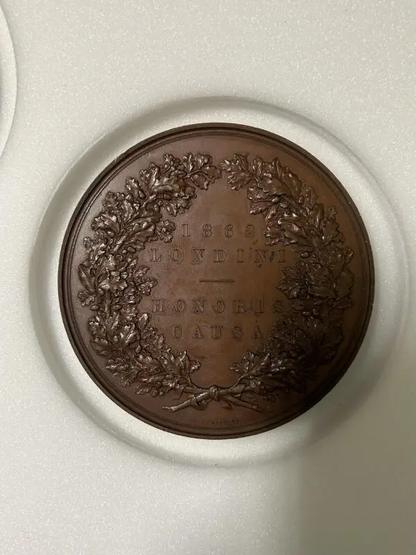 Medal: The International Exhibition medal — تصویر رکورد موزهٔ ویکتوریا و آلبرت