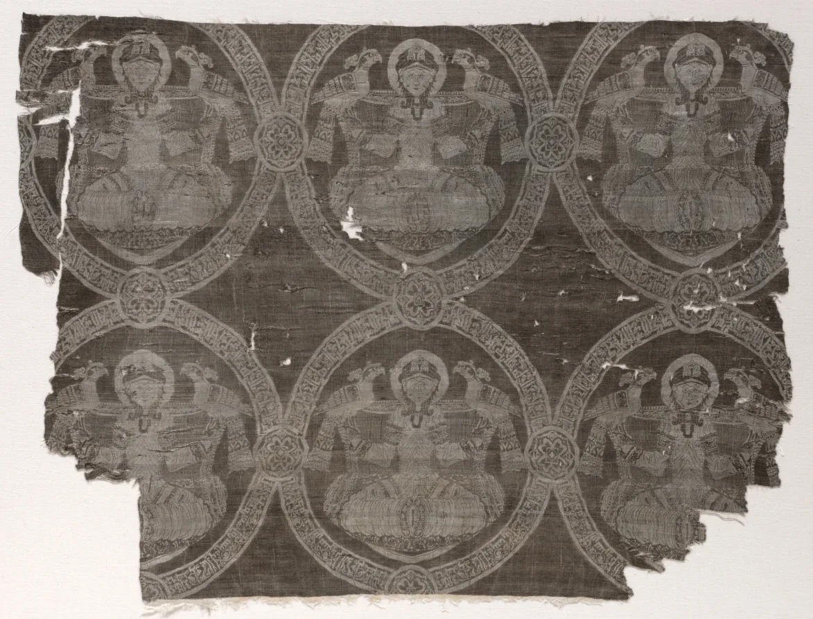 Fragment with seated prince holding falcons in kufic medallions — تصویر رکورد موزهٔ هنر کلیولند (دسترسی آزاد)