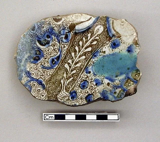 Fragment with partial figural design — تصویر رکورد موزهٔ ملی هنر آسیایی اسمیتسونیان (دسترسی آزاد)