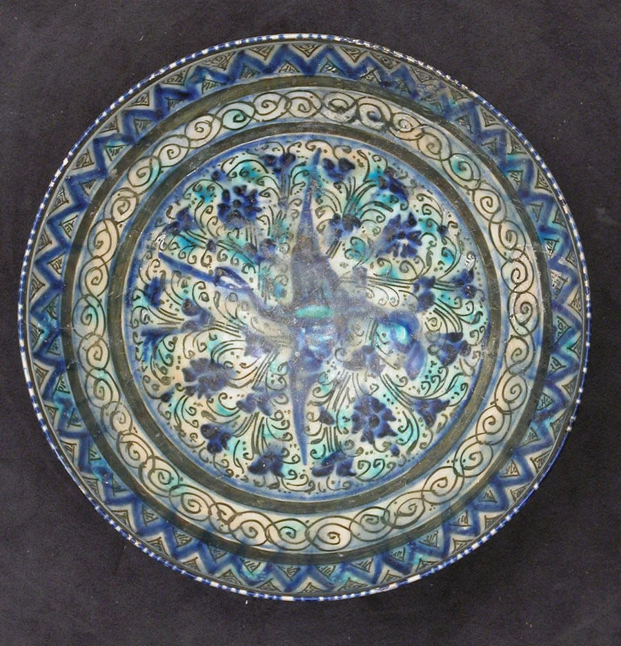 Bowl with Flying Bird Design — تصویر رکورد موزهٔ متروپولیتن (دسترسی آزاد)