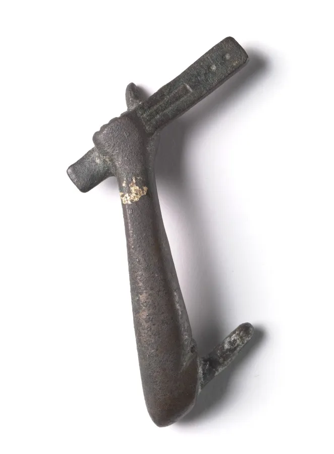 Bronze Mount from a "Shawabty Bundle": Arm with Scribe's Palette — تصویر رکورد موزهٔ هنر کلیولند (دسترسی آزاد)