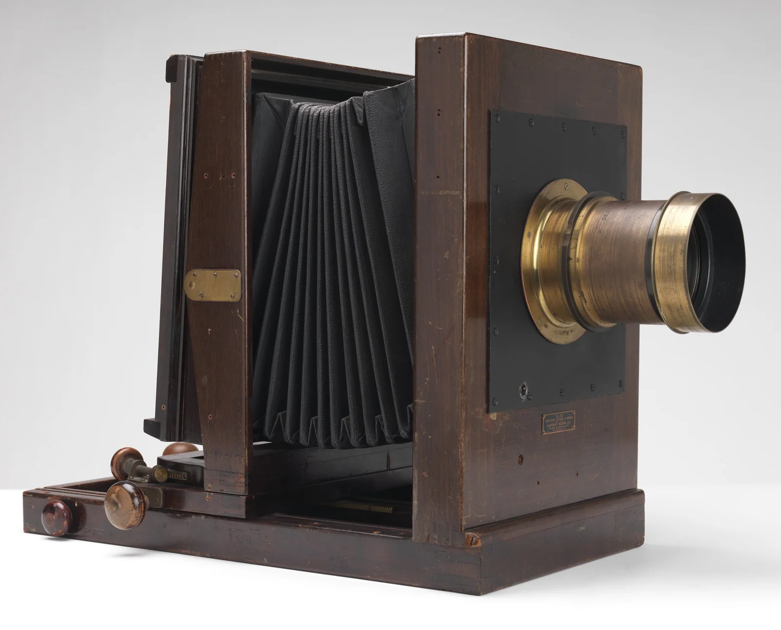 دوربین - Eastman Kodak Co.، مدل Century Studio 'No 10A'، روچستر، ایالات متحده آمریکا، ۱۹۲۵-۱۹۲۶ — عکس رکورد موزههای ویکتوریا (استرالیا)
