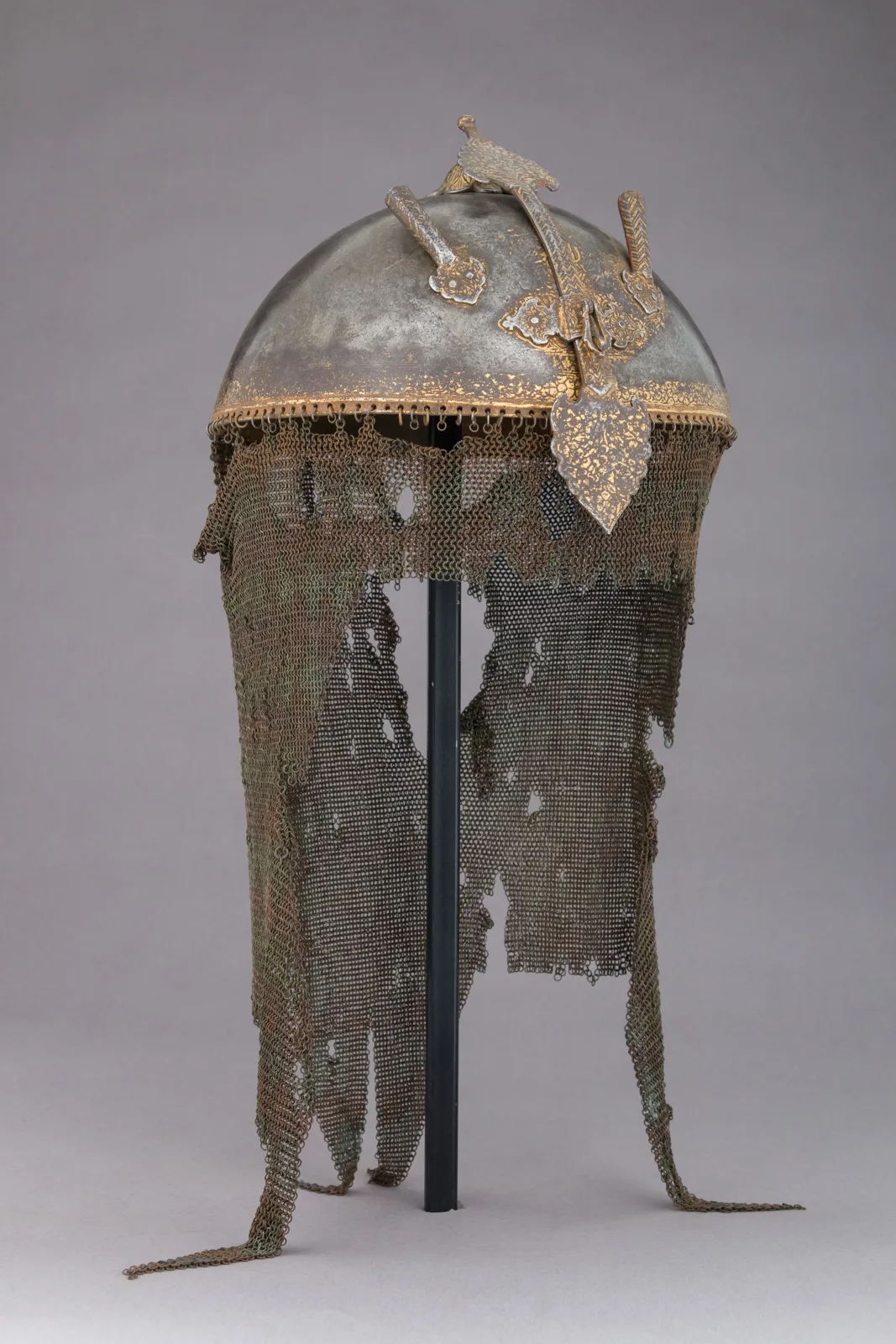 Helmet, Cuirass, and Pair of Arm Defenses — تصویر رکورد موزهٔ متروپولیتن (دسترسی آزاد)