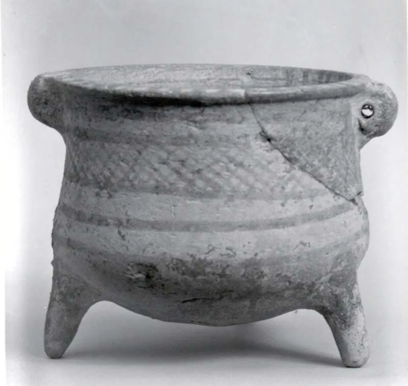 Tripod bowl — تصویر رکورد موزهٔ متروپولیتن (دسترسی آزاد)