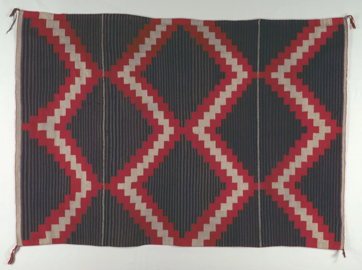Hubbell Revival-Style Rug with Moki (Moqui) Stripes — تصویر رکورد موزهٔ هنر کلیولند (دسترسی آزاد)