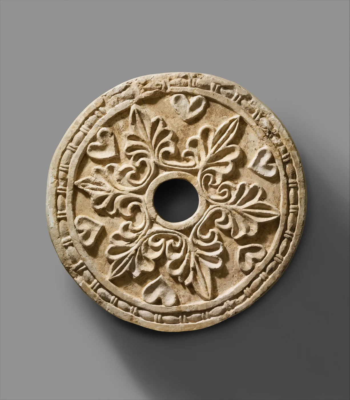 Roundel with radiating palmettes — تصویر رکورد موزهٔ متروپولیتن (دسترسی آزاد)