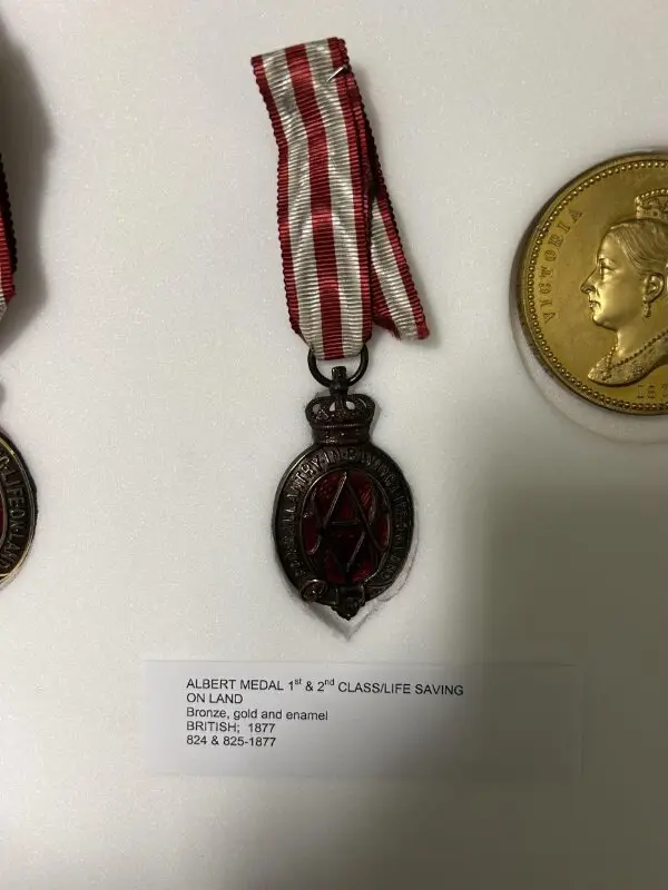 Medal: The Albert Medal, First Class, 'for saving life on land' — تصویر رکورد موزهٔ ویکتوریا و آلبرت