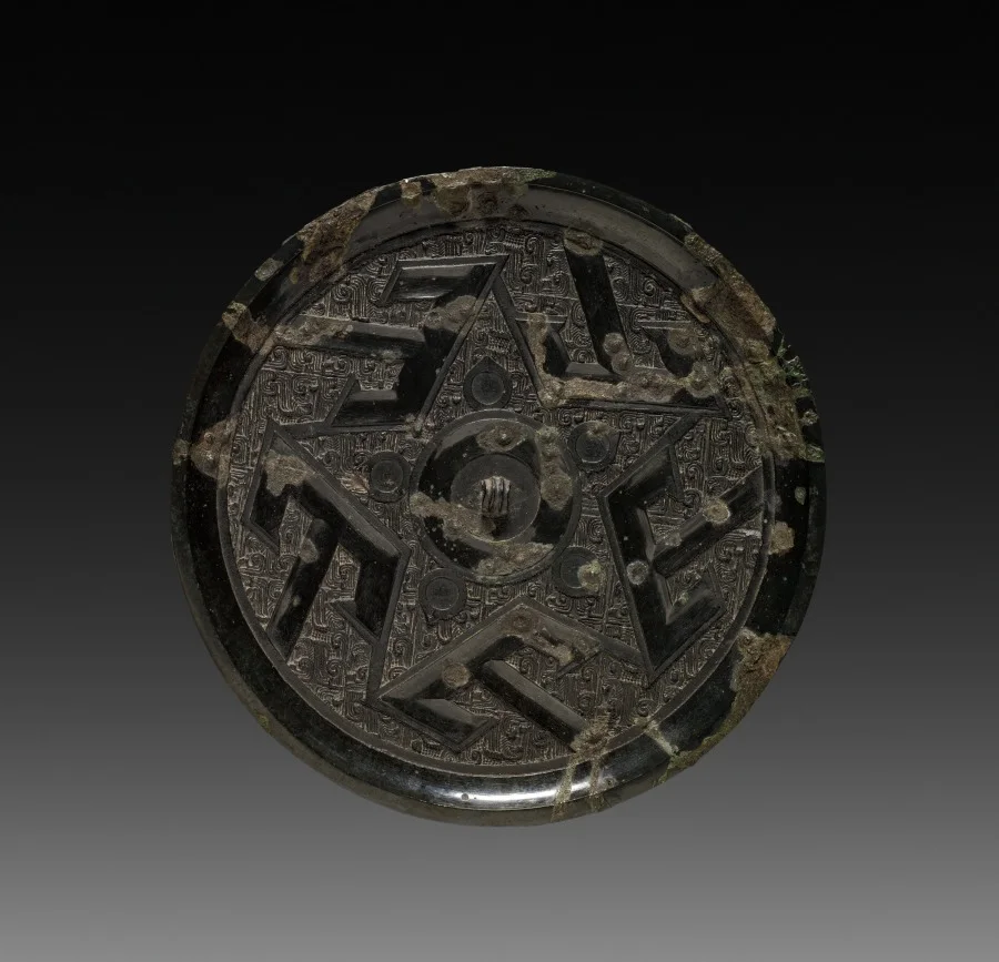 Mirror with 'Shan' (Mountain) Pattern — تصویر رکورد موزهٔ هنر کلیولند (دسترسی آزاد)