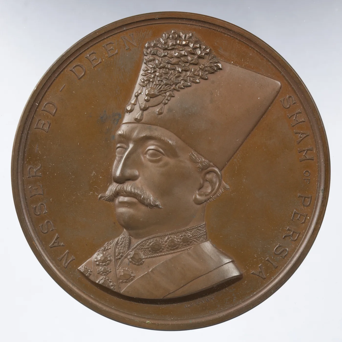 Vizita șahului Nasser al Persiei la Londra, 1873 Av.: Legendă circulară: NASSER – ED – DEEN – SHAH OF PERSIA Bustul lui Nasser din față-stânga. Dedesubt A . B. WYON Rv.: În centru se află reprezentare — تصویر رکورد یوروپیانا