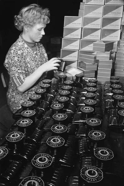 Freital. Karl Pouva KG [Camera Plant]. Employee packing roll-film cameras “Pouva Start” in folding boxes (sales packs) — تصویر رکورد یوروپیانا
