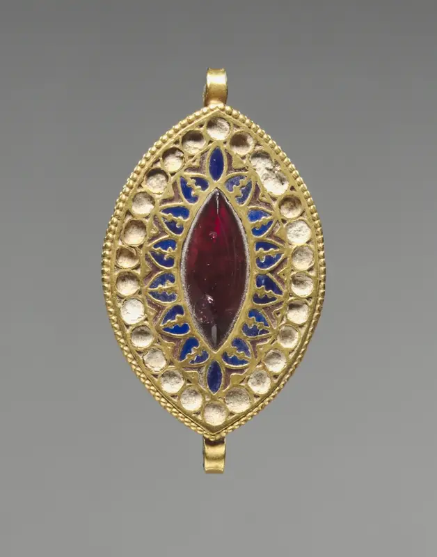 Almond-Shaped Pendant — تصویر رکورد موزهٔ هنر کلیولند (دسترسی آزاد)