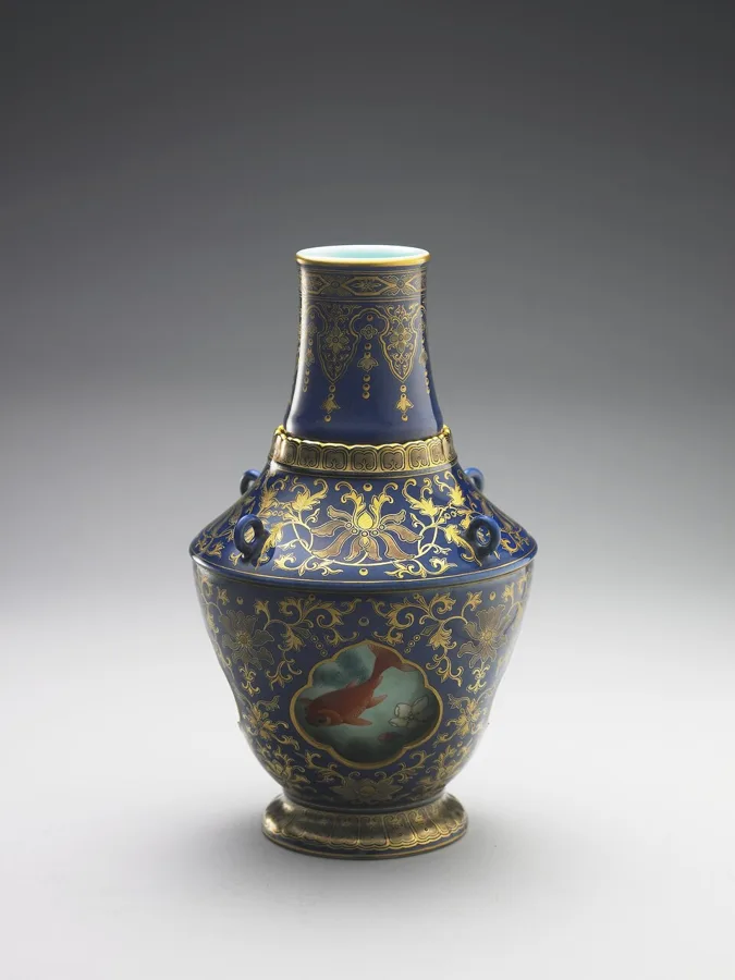 Revolving vase with swimming fish in cobalt blue glaze  (Revolving vase decorated with swimming goldfish and gold tracing on cobalt blue glaze) — تصویر رکورد ویکی‌داده