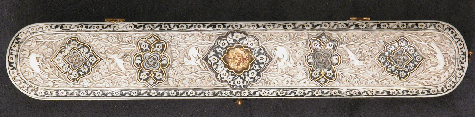 Pen Box with Flowers, Birds and Animals — تصویر رکورد موزهٔ متروپولیتن (دسترسی آزاد)