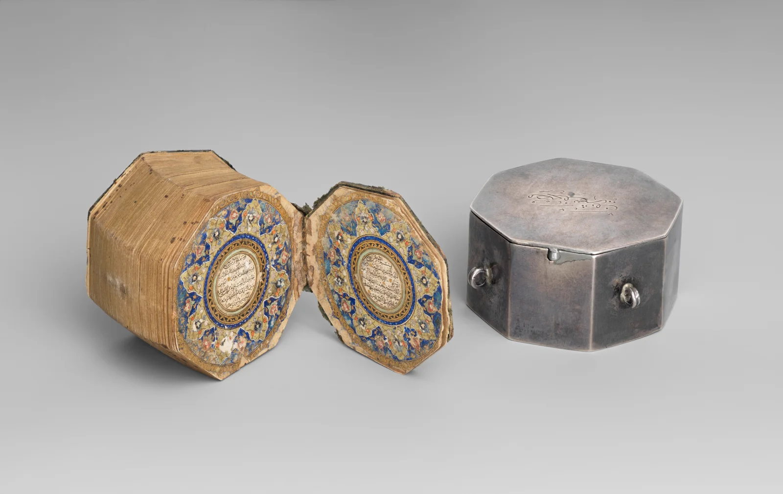 Miniature Qur'an and Qur'an Case — تصویر رکورد موزهٔ متروپولیتن (دسترسی آزاد)
