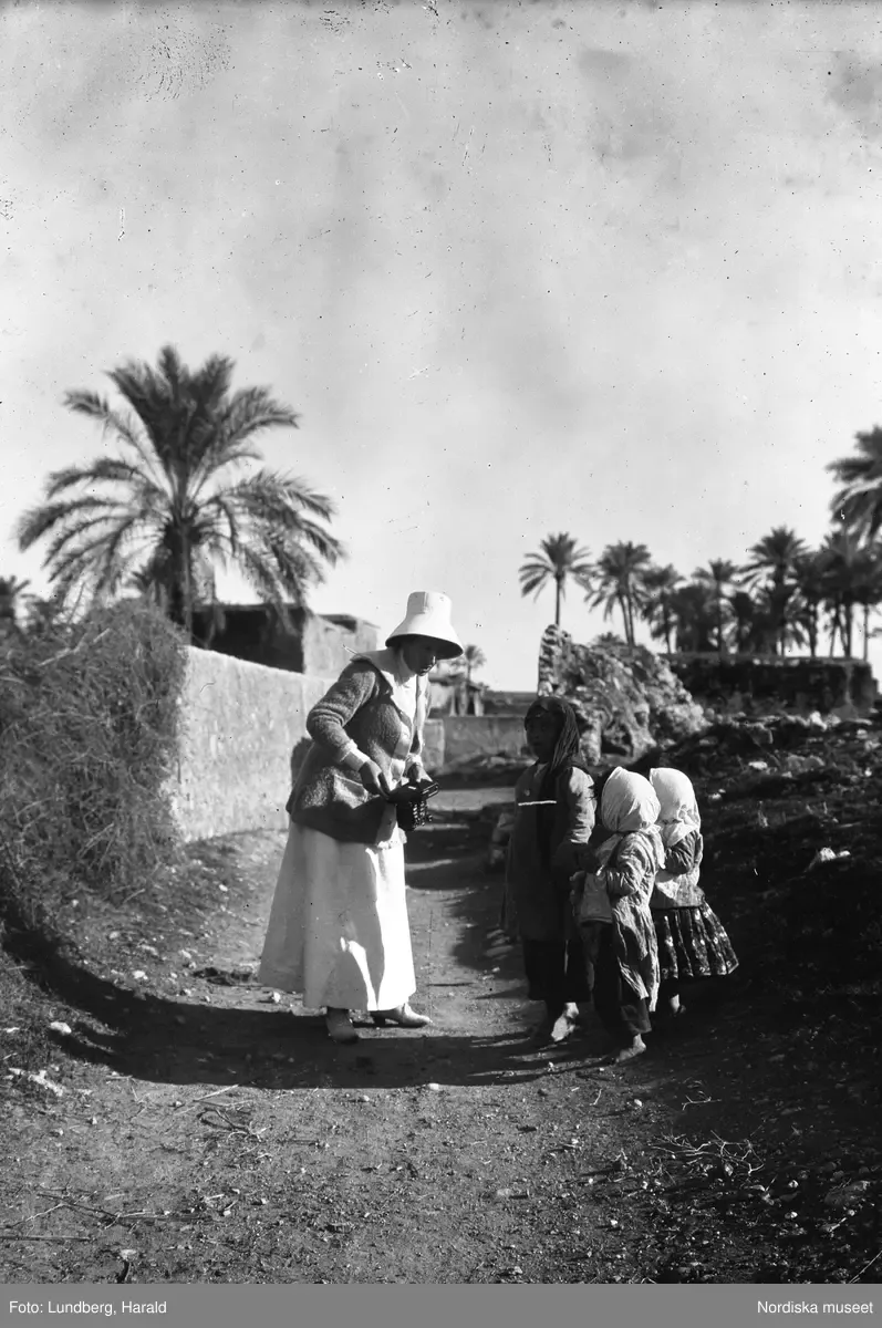 Persien. Ida Uggla pratar med tre persiska barn i en by. — تصویر رکورد یوروپیانا
