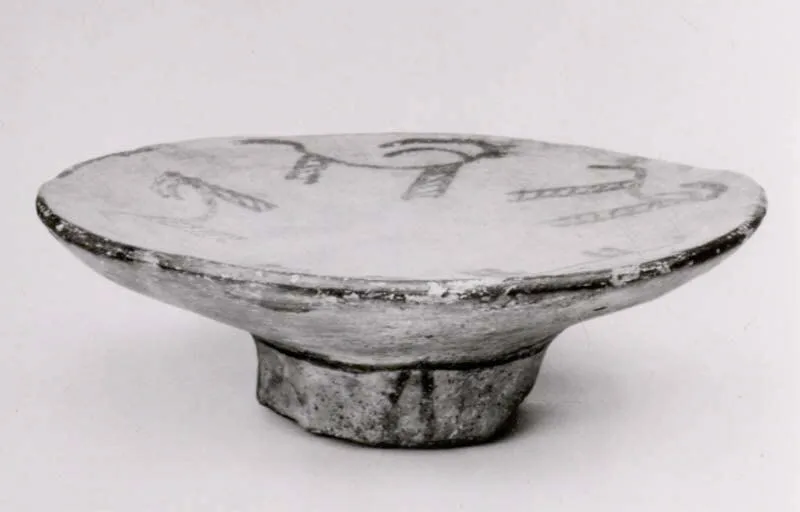 Footed plate with horned animals — تصویر رکورد موزهٔ متروپولیتن (دسترسی آزاد)