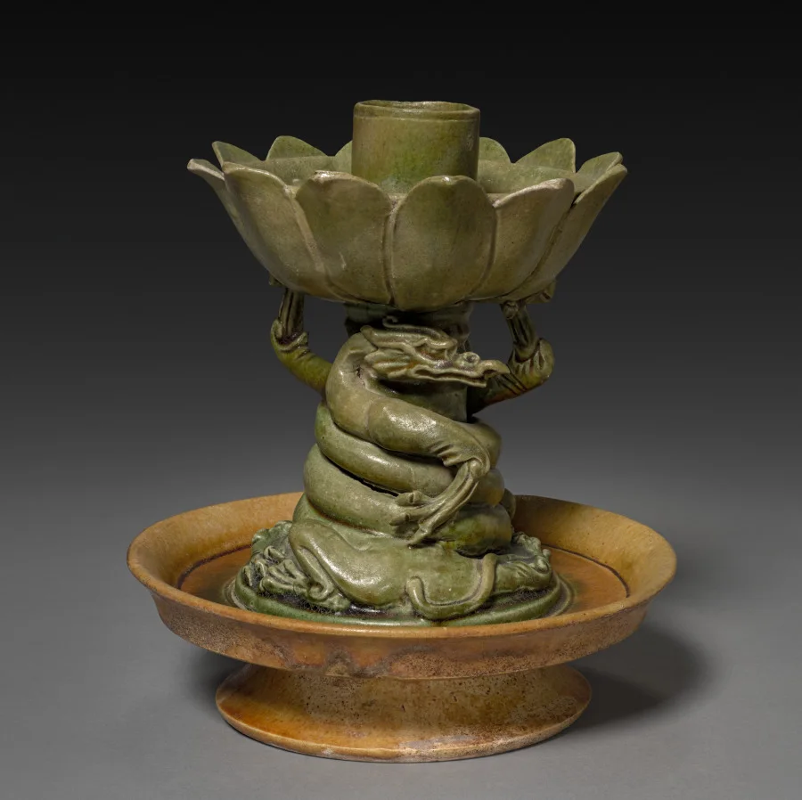 Lamp Stand with Coiling Dragons and Lotus Design — تصویر رکورد موزهٔ هنر کلیولند (دسترسی آزاد)