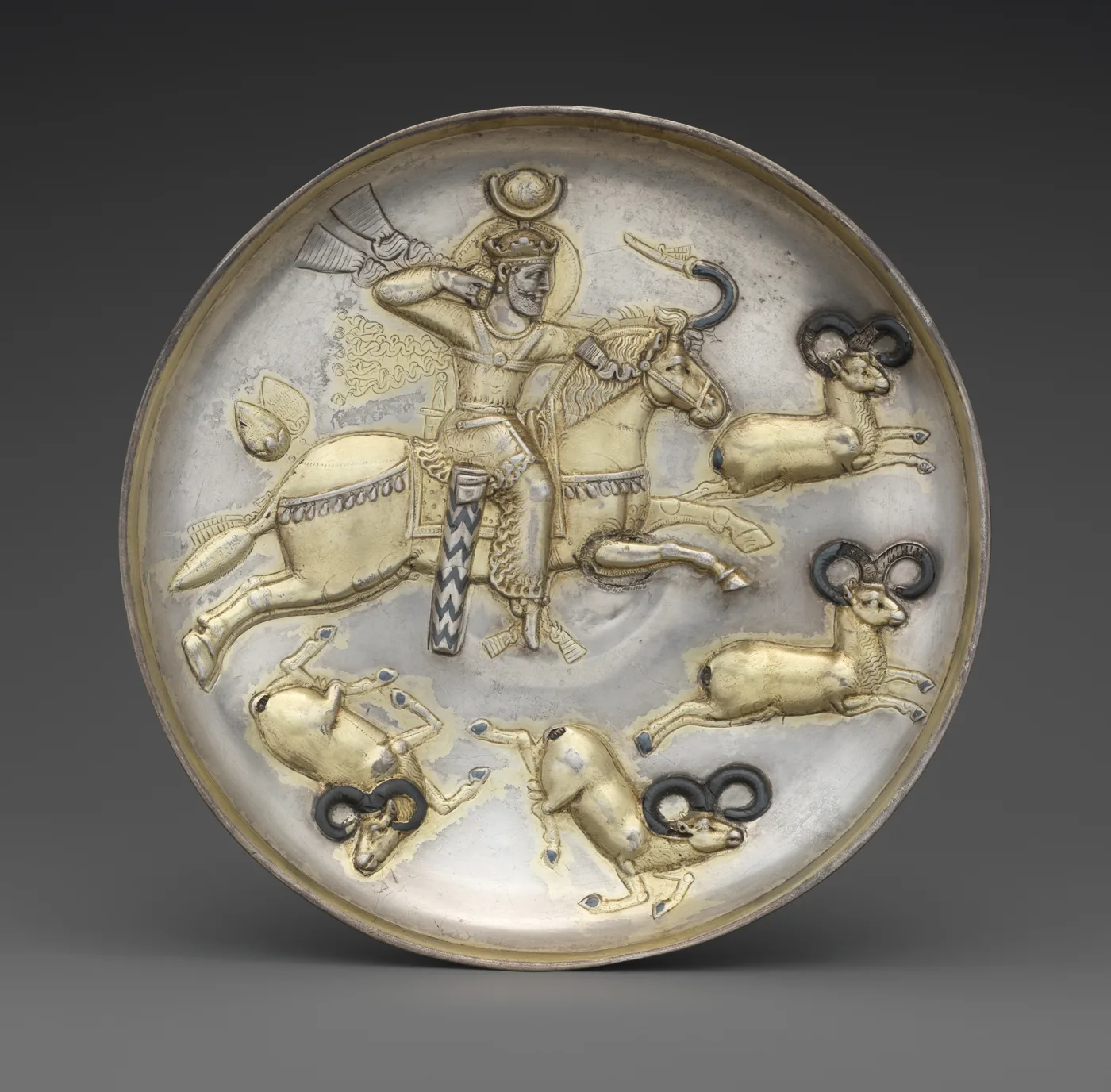 Plate with king hunting rams — تصویر رکورد موزهٔ متروپولیتن (دسترسی آزاد)