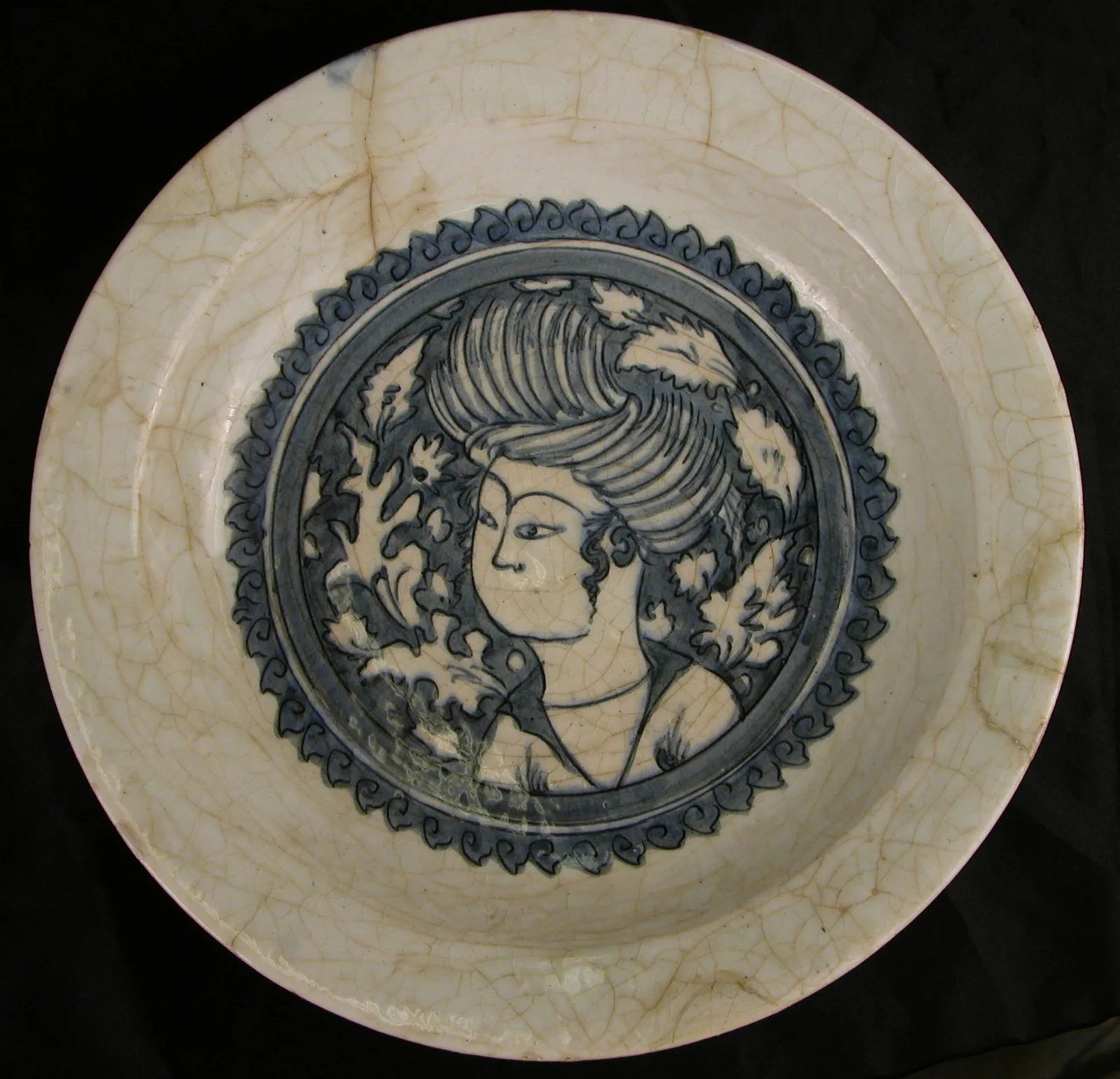 Dish with a Portrait of a Man — تصویر رکورد موزهٔ متروپولیتن (دسترسی آزاد)