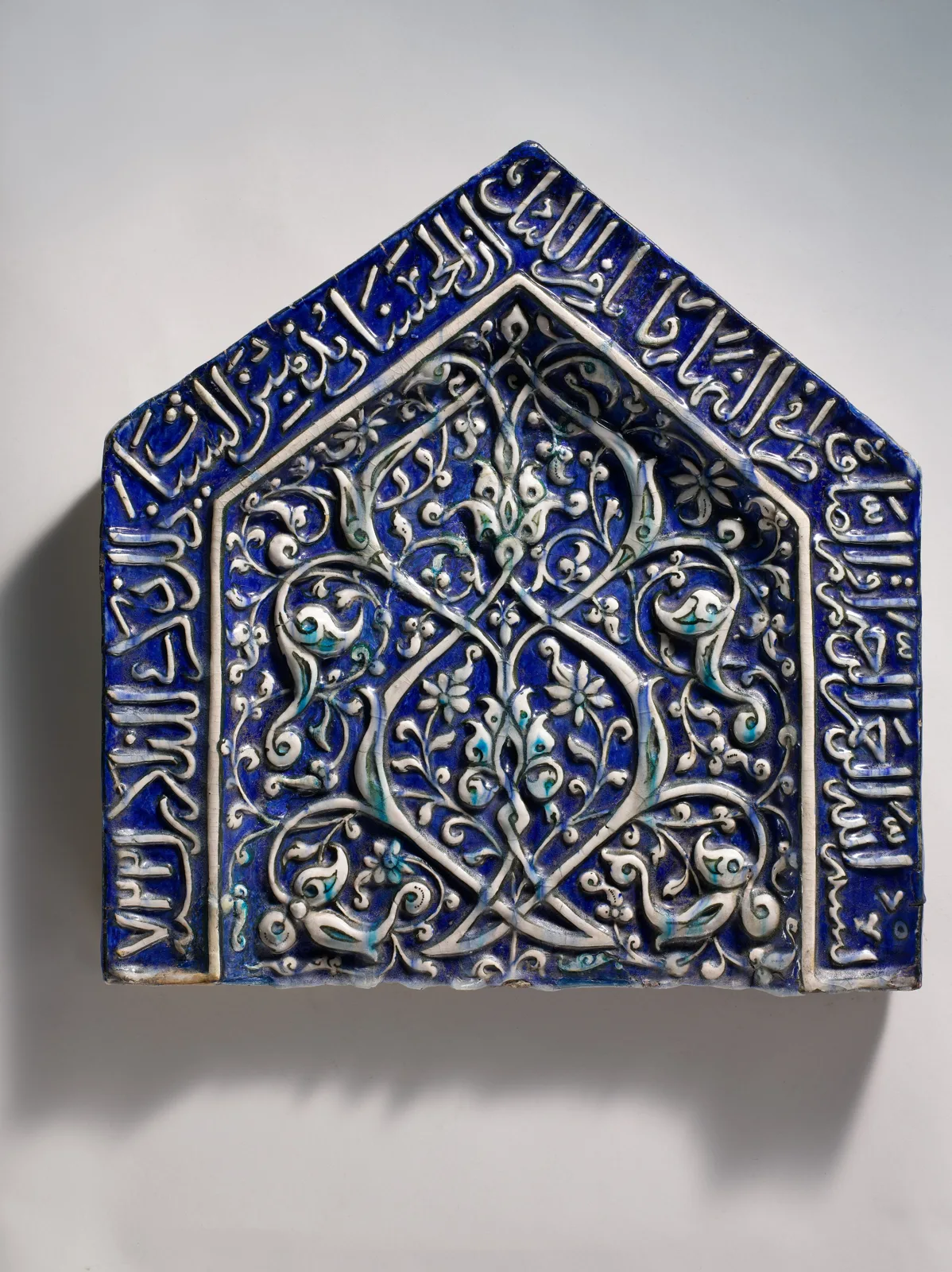 Tile from a Mihrab — تصویر رکورد موزهٔ متروپولیتن (دسترسی آزاد)