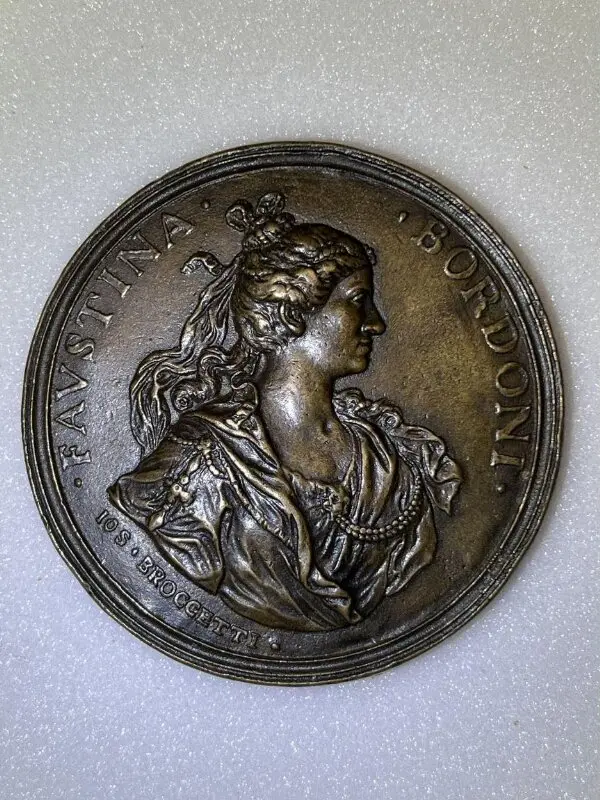 Medal: Portrait medal of Faustina Bordoni — تصویر رکورد موزهٔ ویکتوریا و آلبرت