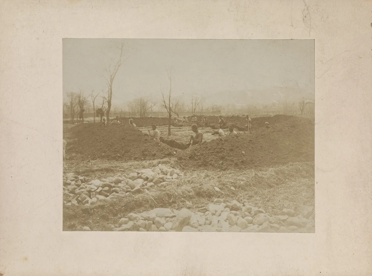 Expulsion of soil (front Asian expedition 1906-1907 - 4 Persia 1907) — تصویر رکورد یوروپیانا