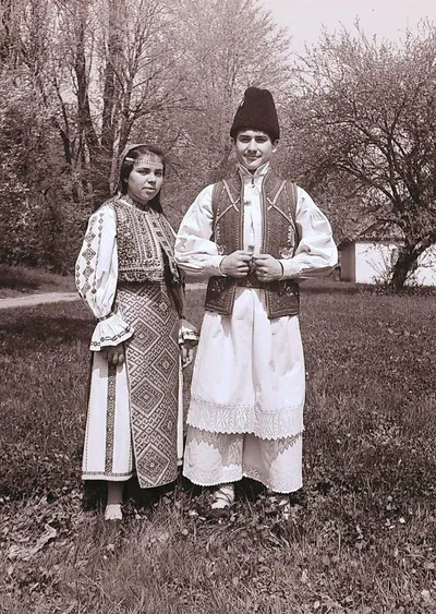 Secvențe din Muzeul Satului. Costume populare din colecția muzeului îmbrăcate de personalul muzeului. (1987) — تصویر رکورد یوروپیانا