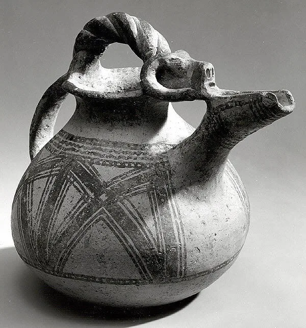 Spouted jar with geometric decoration — تصویر رکورد موزهٔ متروپولیتن (دسترسی آزاد)