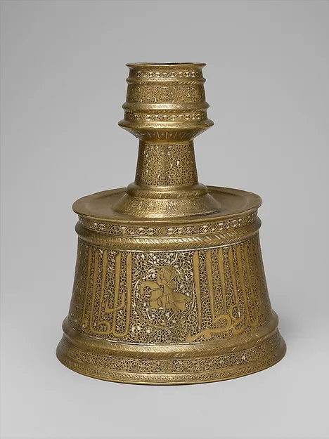 Candlestick with Horsemen and Arabic Inscriptions Conveying Good Wishes and Blessings Upon the Sultan — تصویر رکورد موزهٔ متروپولیتن (دسترسی آزاد)