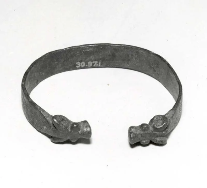 Bracelet with animal heads — تصویر رکورد موزهٔ متروپولیتن (دسترسی آزاد)